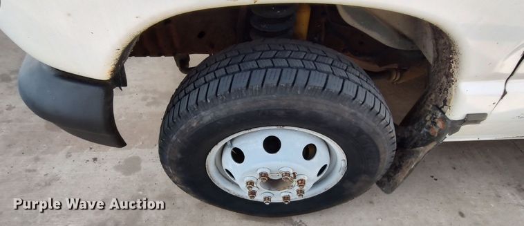 image for item LK9499 2000 Ford E350 Super Duty  box truck