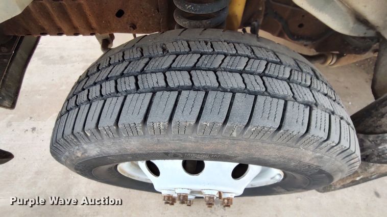 image for item LK9499 2000 Ford E350 Super Duty  box truck