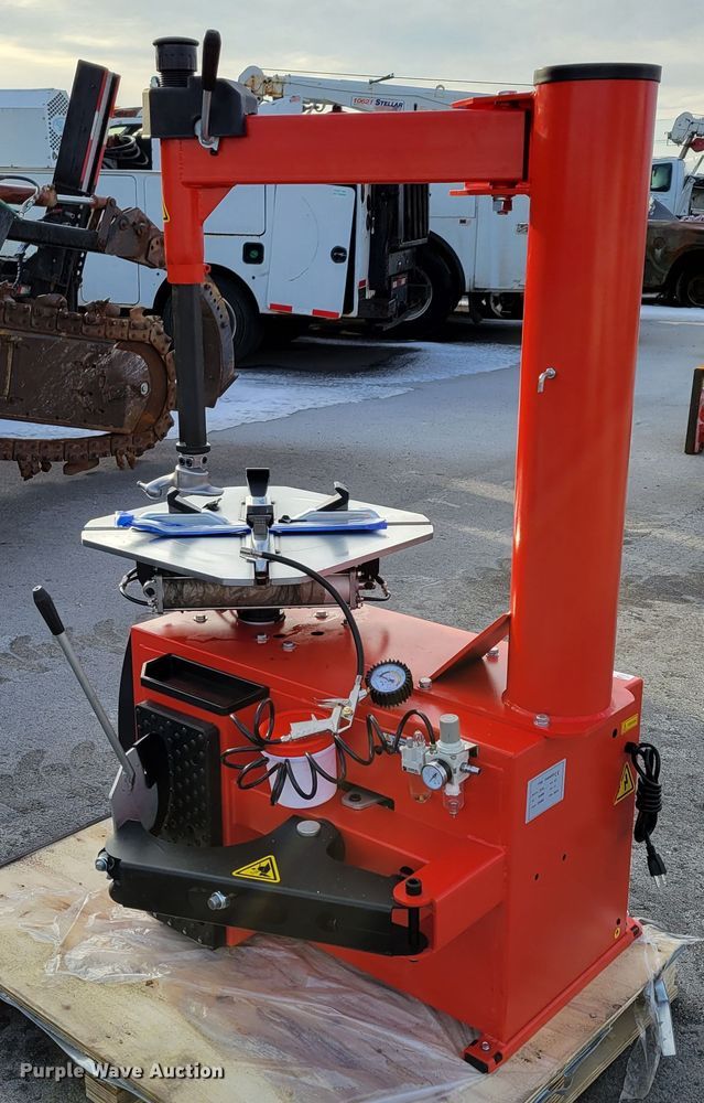 image for item LY9899 2022 Tyre Changer TC-24  tire machine