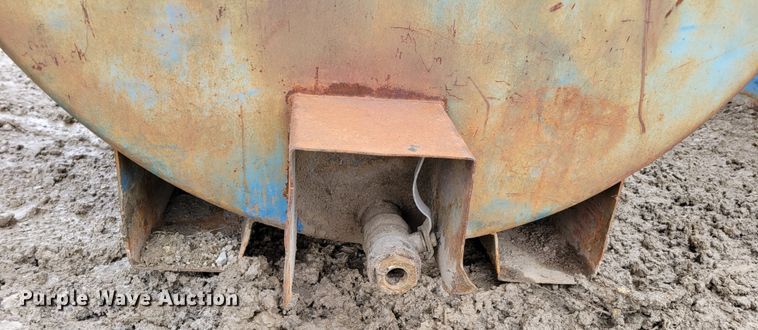 image for item LY9920 (2) fuel tanks