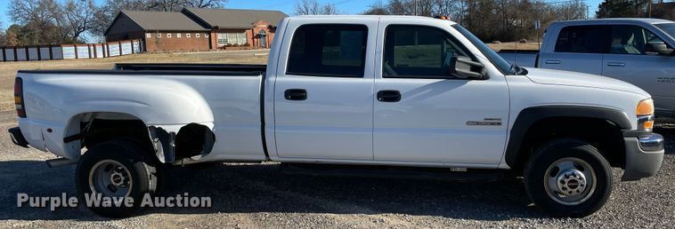 image for item MI9738 2005 GMC Sierra 3500  Crew Cab pickup truck