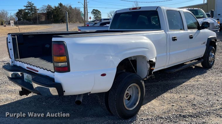 image for item MI9738 2005 GMC Sierra 3500  Crew Cab pickup truck