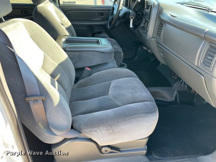 image for item MI9738 2005 GMC Sierra 3500  Crew Cab pickup truck