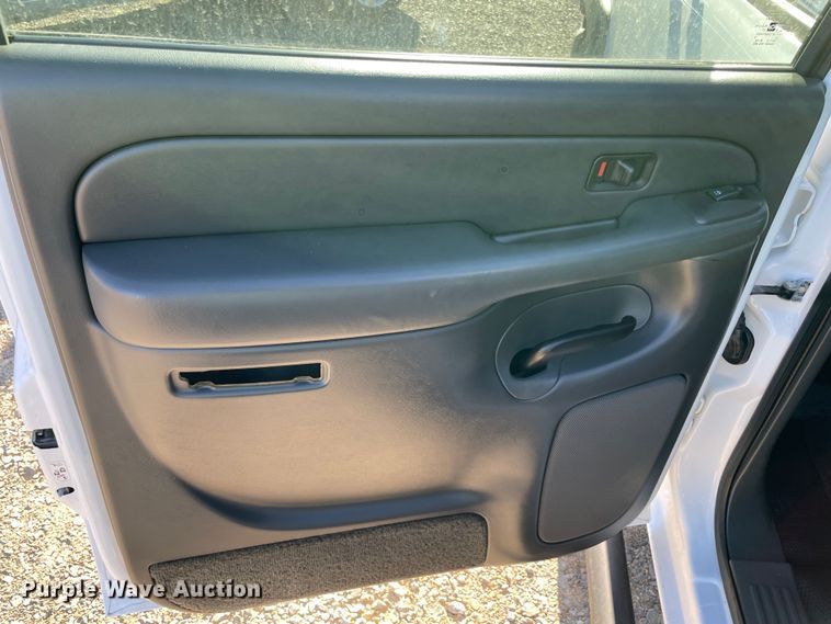 image for item MI9738 2005 GMC Sierra 3500  Crew Cab pickup truck