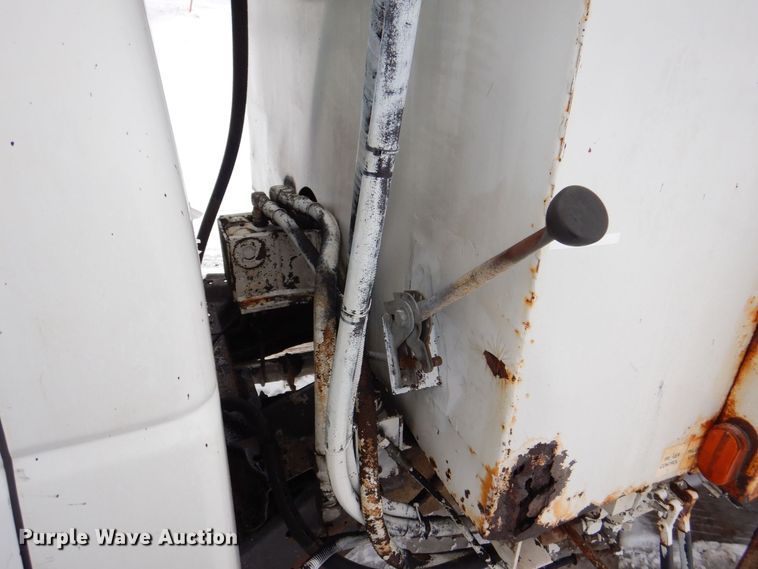 image for item MJ9966 2001 Chevrolet Silverado C3500HD  refuse truck