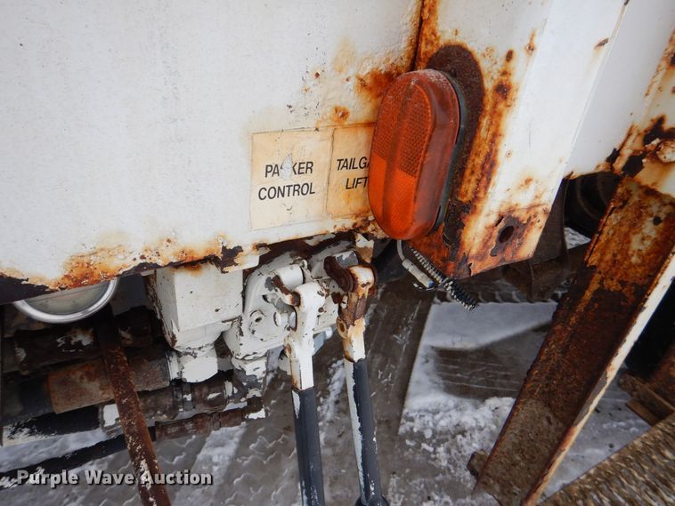 image for item MJ9966 2001 Chevrolet Silverado C3500HD  refuse truck