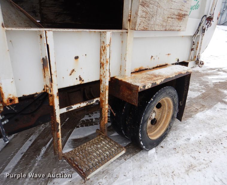 image for item MJ9966 2001 Chevrolet Silverado C3500HD  refuse truck