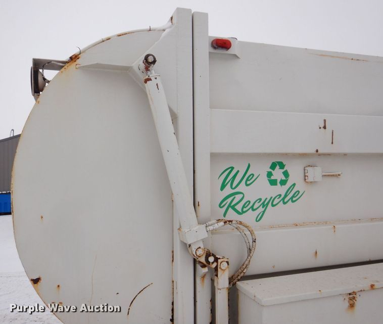 image for item MJ9966 2001 Chevrolet Silverado C3500HD  refuse truck