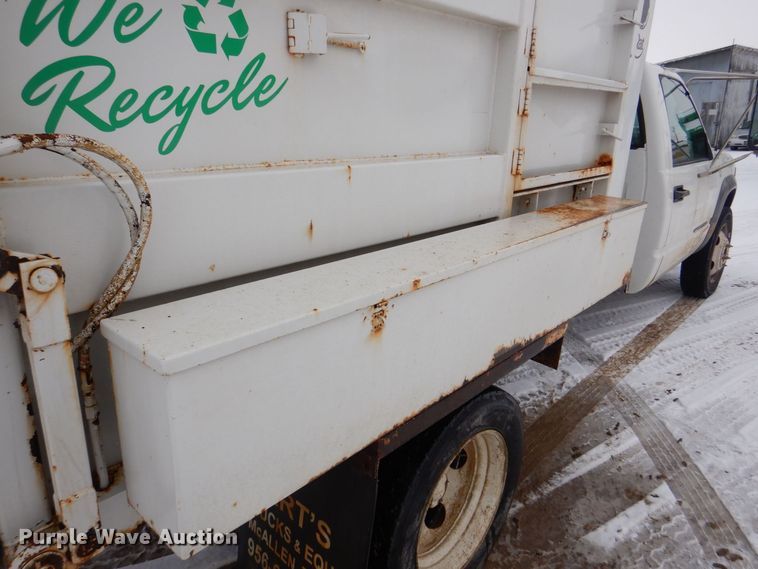 image for item MJ9966 2001 Chevrolet Silverado C3500HD  refuse truck