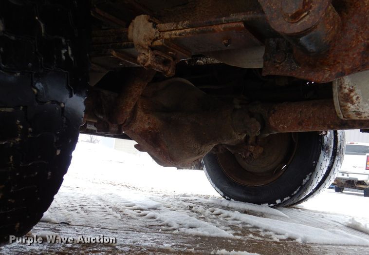 image for item MJ9966 2001 Chevrolet Silverado C3500HD  refuse truck