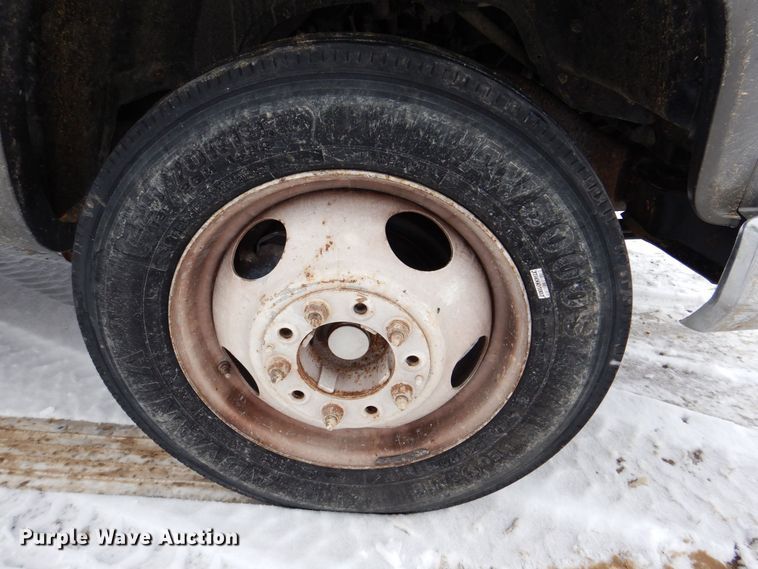 image for item MJ9966 2001 Chevrolet Silverado C3500HD  refuse truck