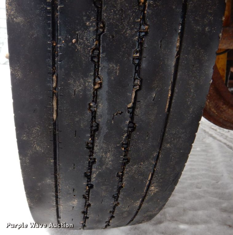 image for item MJ9966 2001 Chevrolet Silverado C3500HD  refuse truck