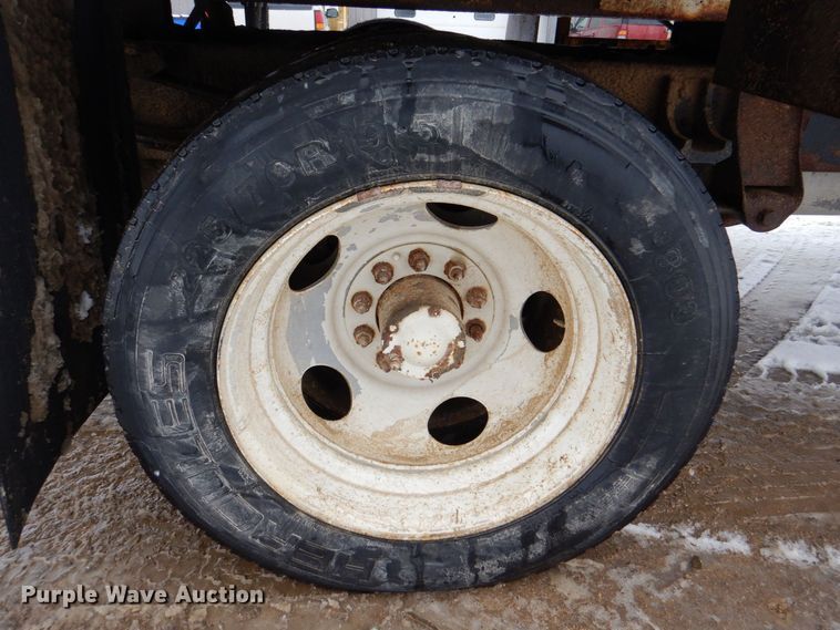 image for item MJ9966 2001 Chevrolet Silverado C3500HD  refuse truck