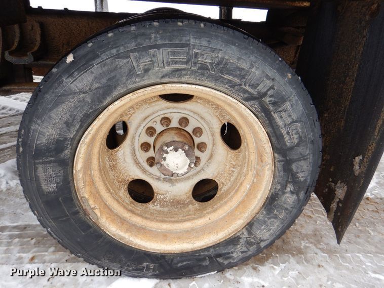 image for item MJ9966 2001 Chevrolet Silverado C3500HD  refuse truck