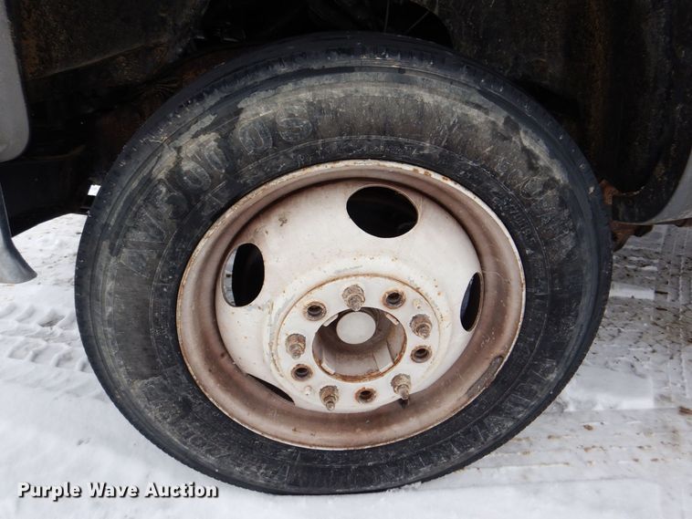 image for item MJ9966 2001 Chevrolet Silverado C3500HD  refuse truck