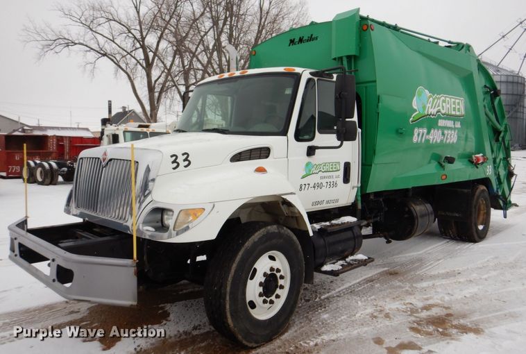 image for item MJ9967 2003 International 7400  refuse truck
