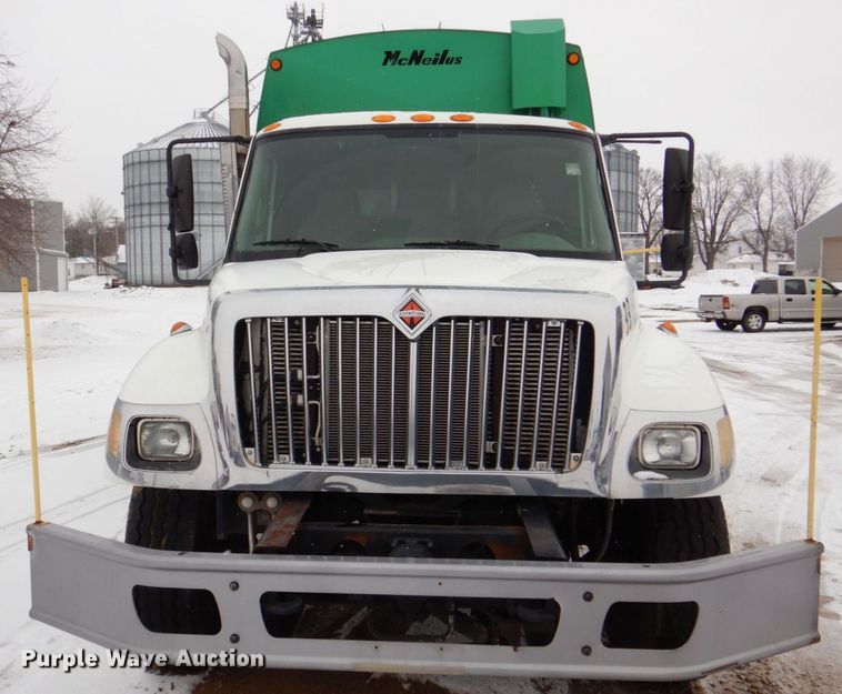 image for item MJ9967 2003 International 7400  refuse truck