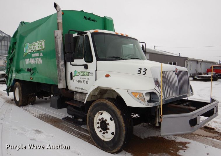 image for item MJ9967 2003 International 7400  refuse truck