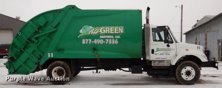 image for item MJ9967 2003 International 7400  refuse truck