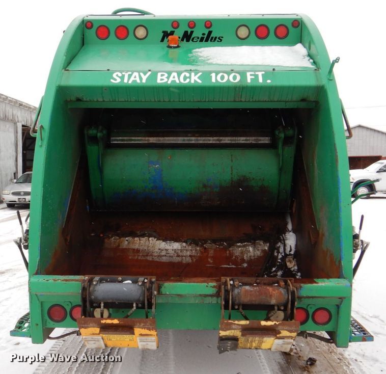 image for item MJ9967 2003 International 7400  refuse truck