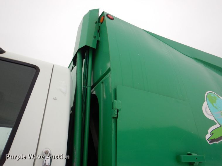 image for item MJ9967 2003 International 7400  refuse truck