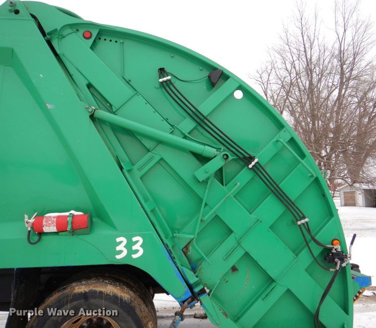 image for item MJ9967 2003 International 7400  refuse truck