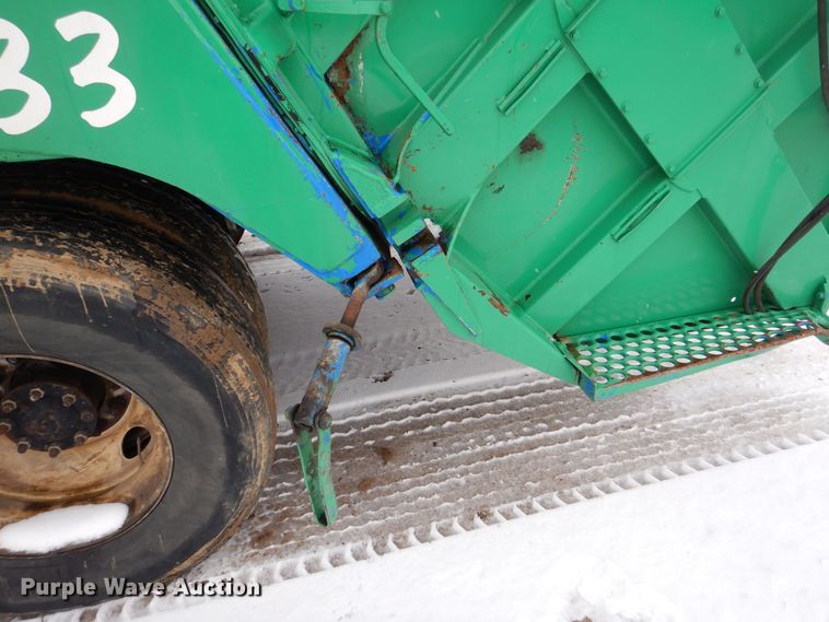 image for item MJ9967 2003 International 7400  refuse truck