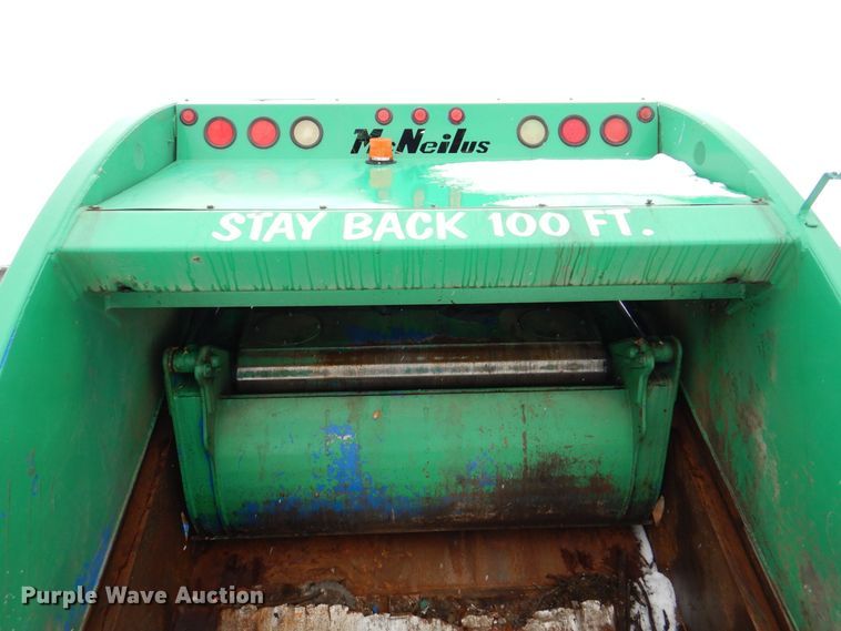 image for item MJ9967 2003 International 7400  refuse truck