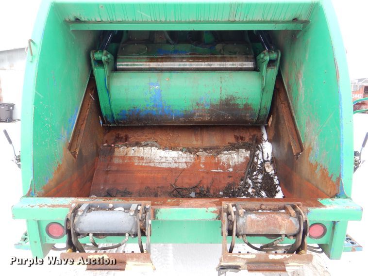 image for item MJ9967 2003 International 7400  refuse truck