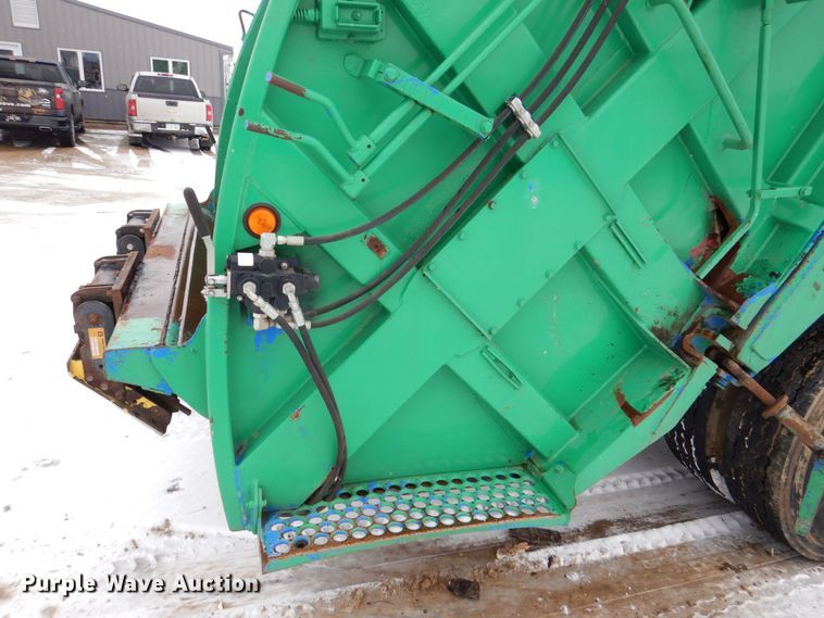 image for item MJ9967 2003 International 7400  refuse truck