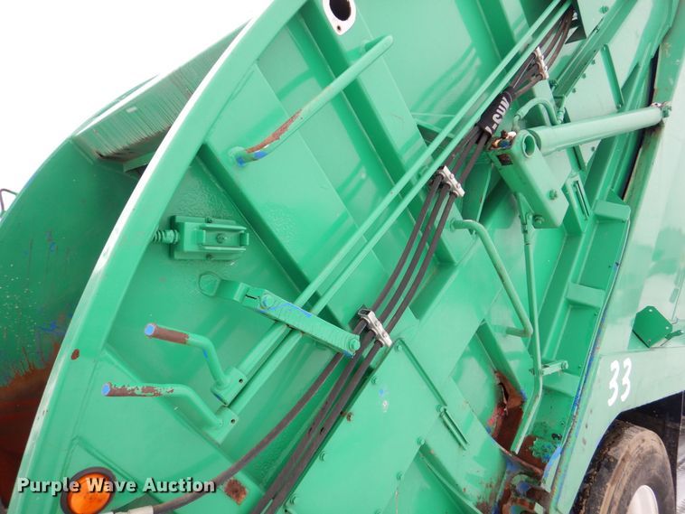 image for item MJ9967 2003 International 7400  refuse truck