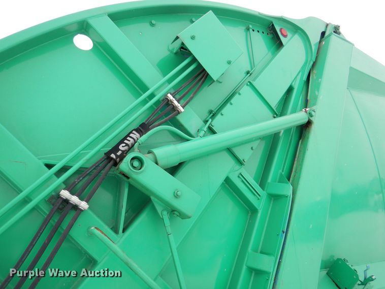 image for item MJ9967 2003 International 7400  refuse truck