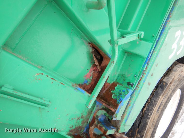 image for item MJ9967 2003 International 7400  refuse truck