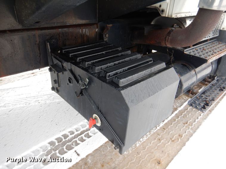 image for item MJ9967 2003 International 7400  refuse truck