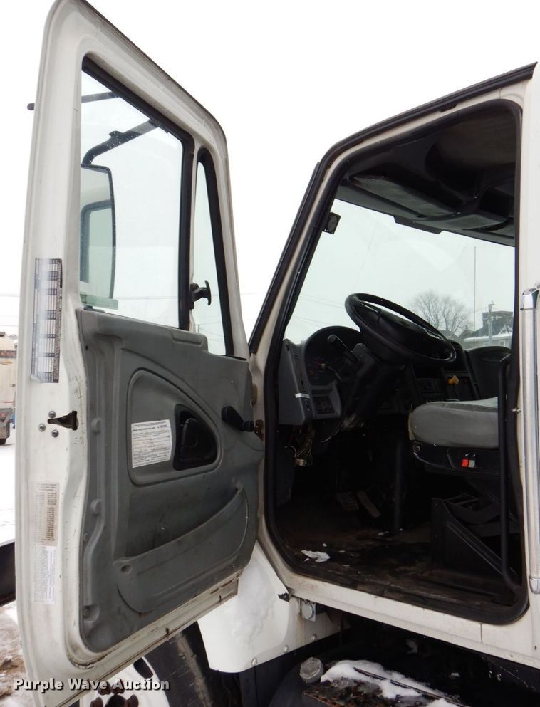 image for item MJ9967 2003 International 7400  refuse truck