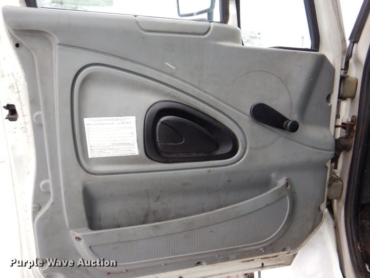 image for item MJ9967 2003 International 7400  refuse truck