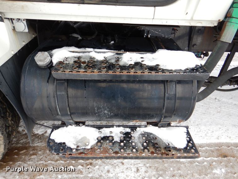 image for item MJ9967 2003 International 7400  refuse truck