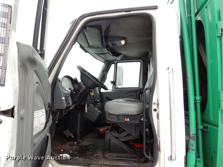 image for item MJ9967 2003 International 7400  refuse truck