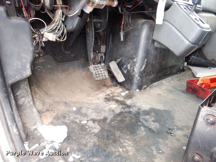 image for item MJ9967 2003 International 7400  refuse truck