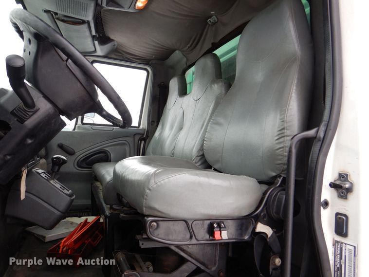 image for item MJ9967 2003 International 7400  refuse truck