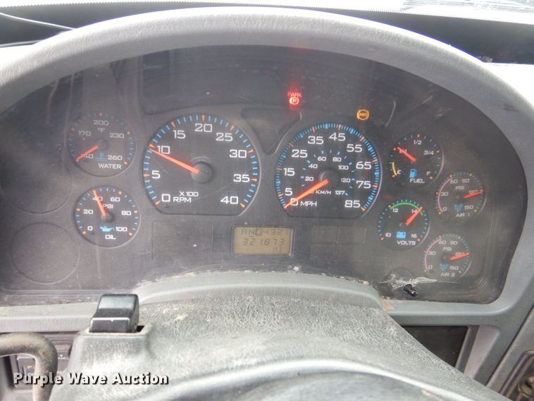 image for item MJ9967 2003 International 7400  refuse truck