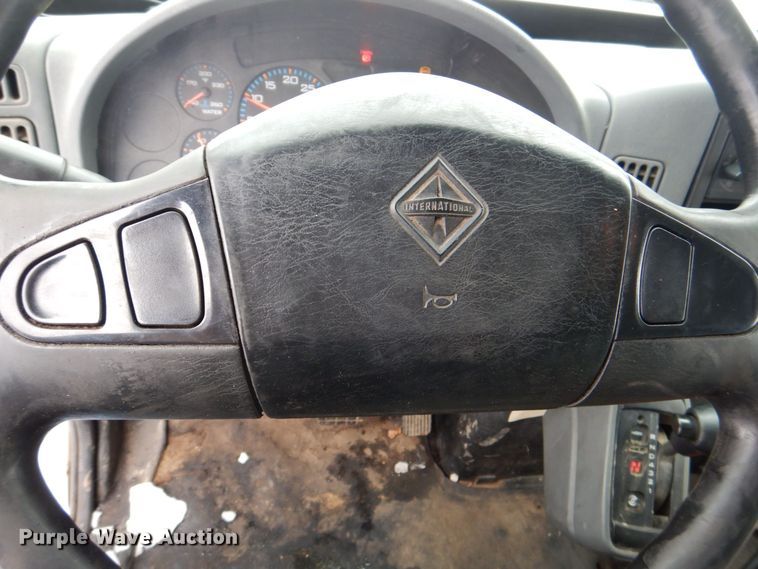 image for item MJ9967 2003 International 7400  refuse truck