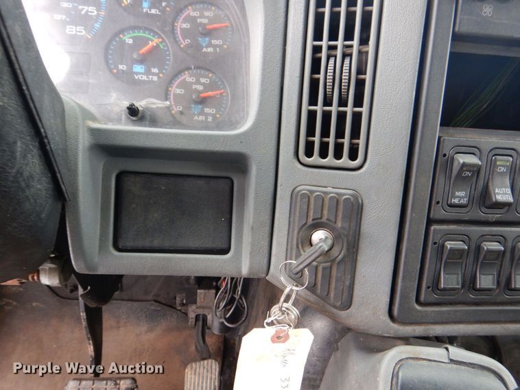 image for item MJ9967 2003 International 7400  refuse truck