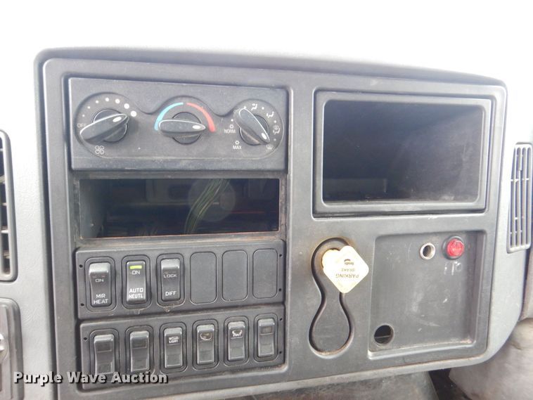 image for item MJ9967 2003 International 7400  refuse truck