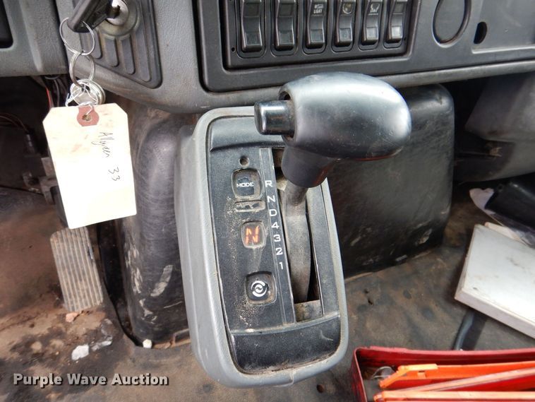 image for item MJ9967 2003 International 7400  refuse truck