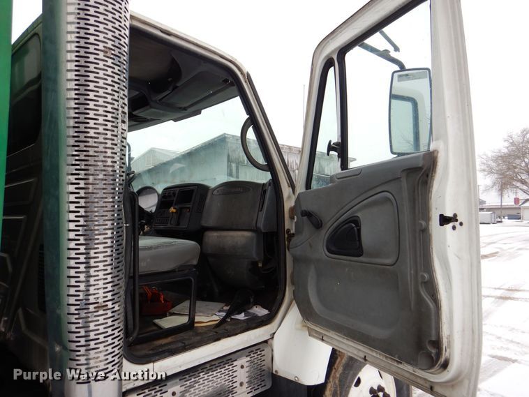 image for item MJ9967 2003 International 7400  refuse truck