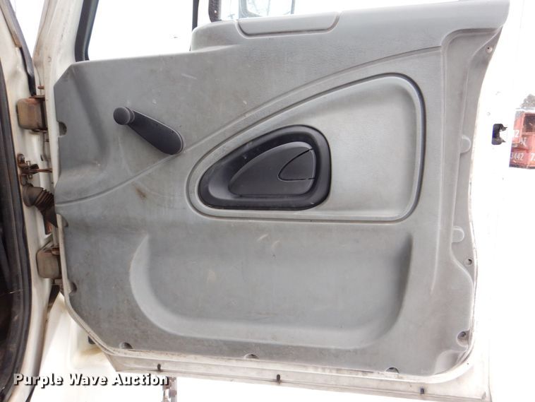 image for item MJ9967 2003 International 7400  refuse truck