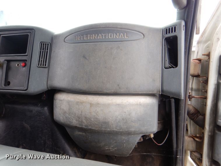 image for item MJ9967 2003 International 7400  refuse truck