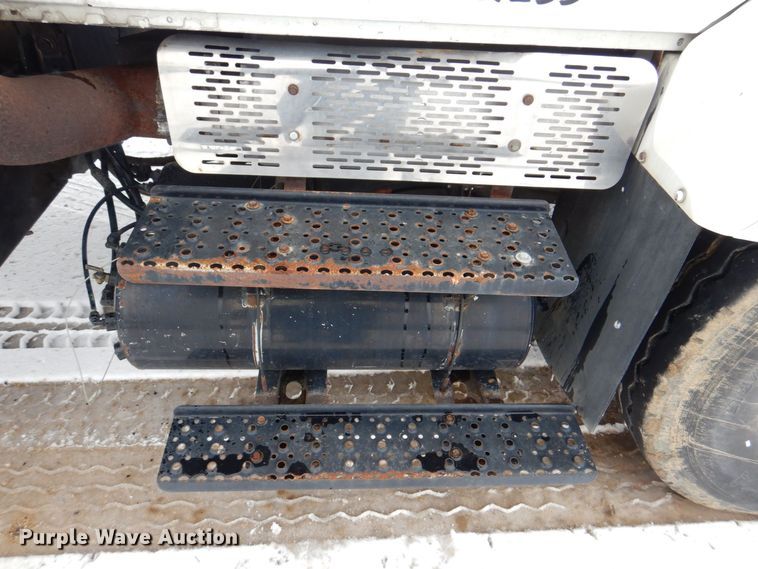 image for item MJ9967 2003 International 7400  refuse truck