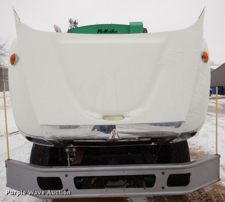 image for item MJ9967 2003 International 7400  refuse truck